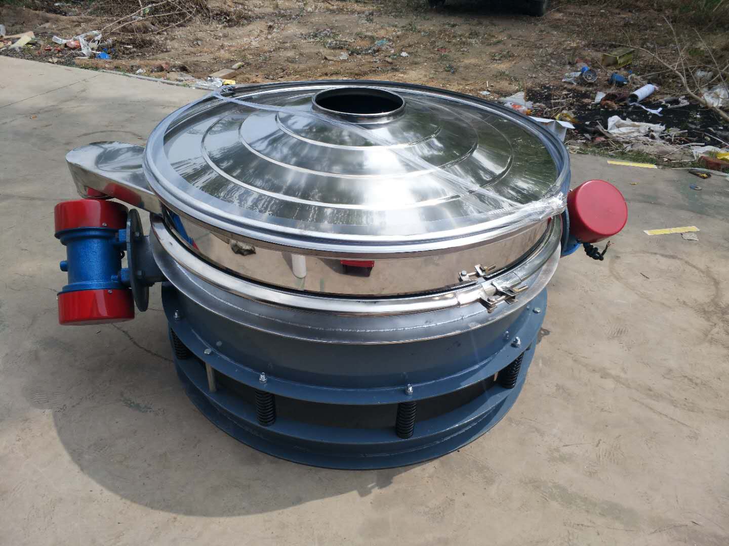 直排篩走貨一拔!!我們新鄉(xiāng)市廣合機(jī)械設(shè)備有限公司與無(wú)錫客戶簽訂1500直排篩兩臺(tái)今天發(fā)貨